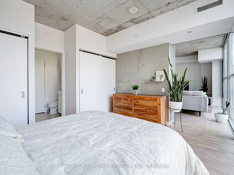 25 Oxley St #701 — Photo 36