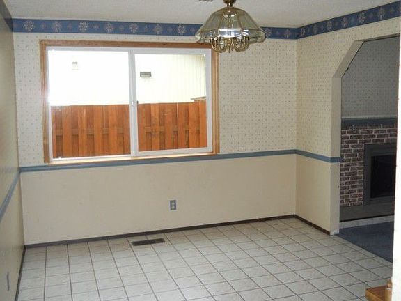 3rd image of 1422 Elm St SE