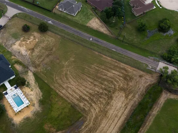 1304 Estate Dr, Ennis, TX 75119