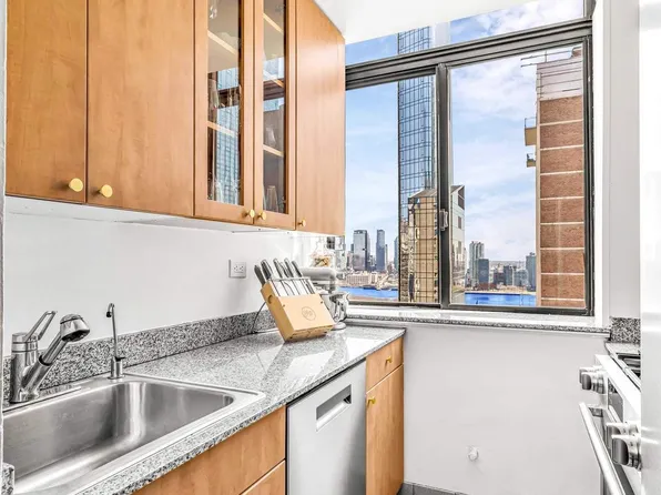 310 East 46th Street image 4 of 11