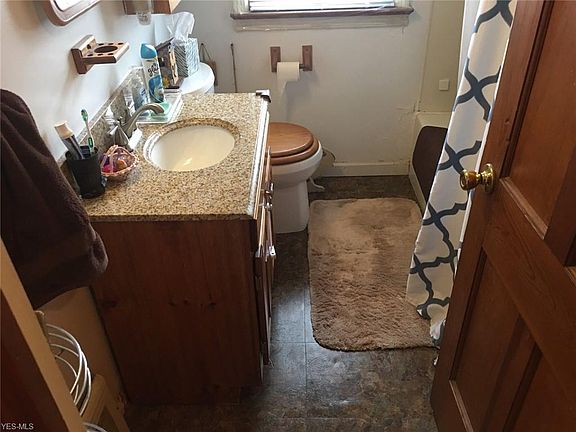 4th image of 6122 Traymore Ave
