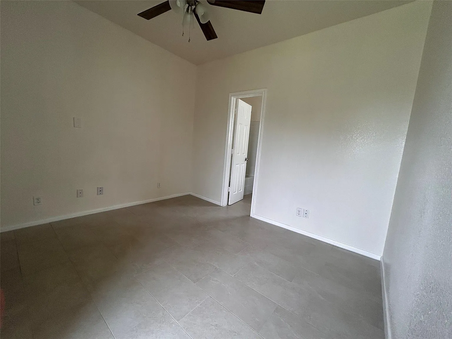 3 bed, 2.5 bath, 1100 sqft, $1,650 — Photo 2