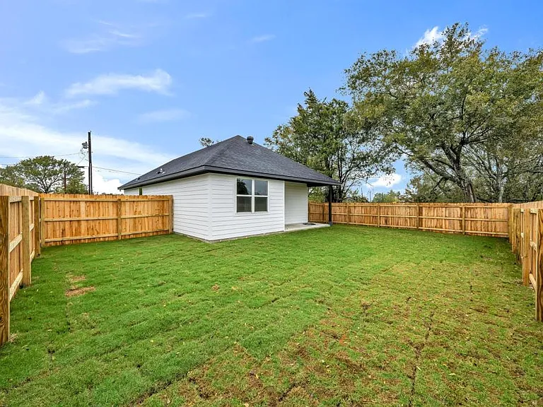 317 W Martin Luther King Dr — Photo 24