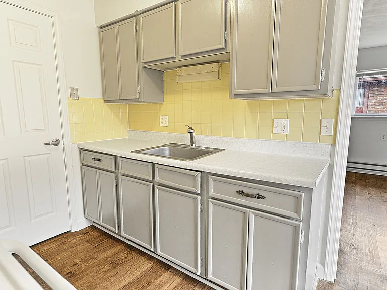 Green Door Apartments — Photo 32