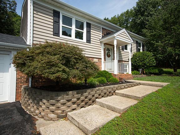 2nd image of 117 Amwood Pl