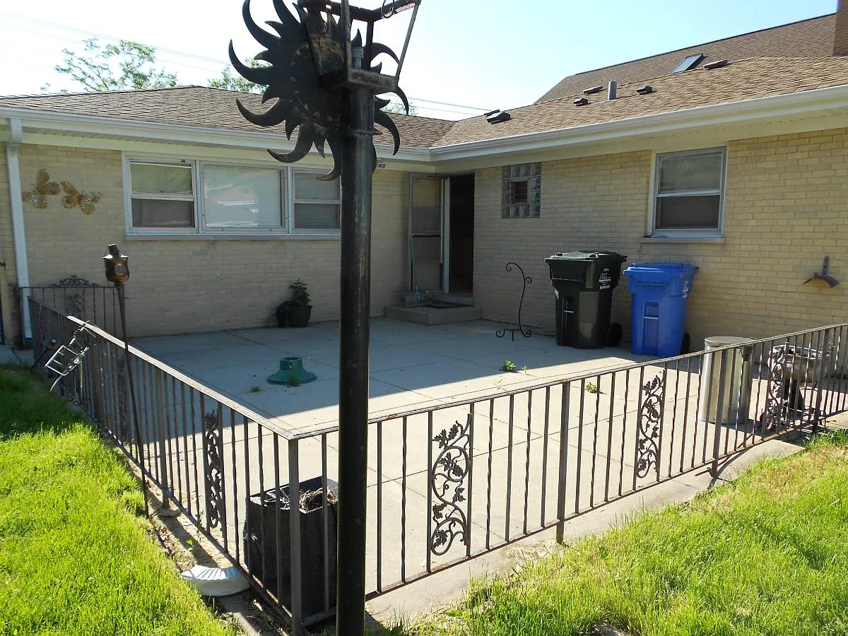 4 bed, 2.5 bath, 3200 sqft, $4,250 — Photo 4