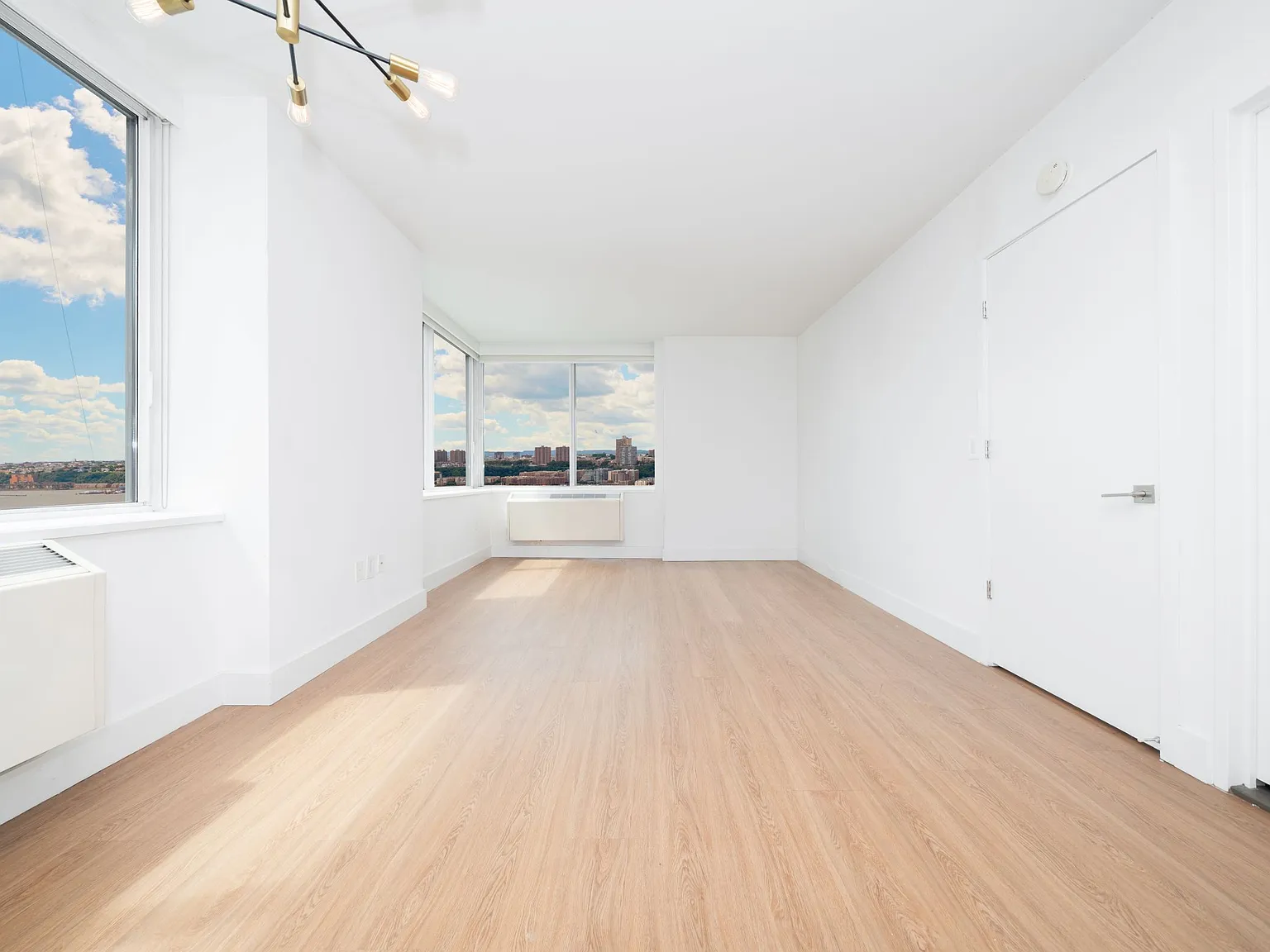 160 Riverside Boulevard — Photo 2