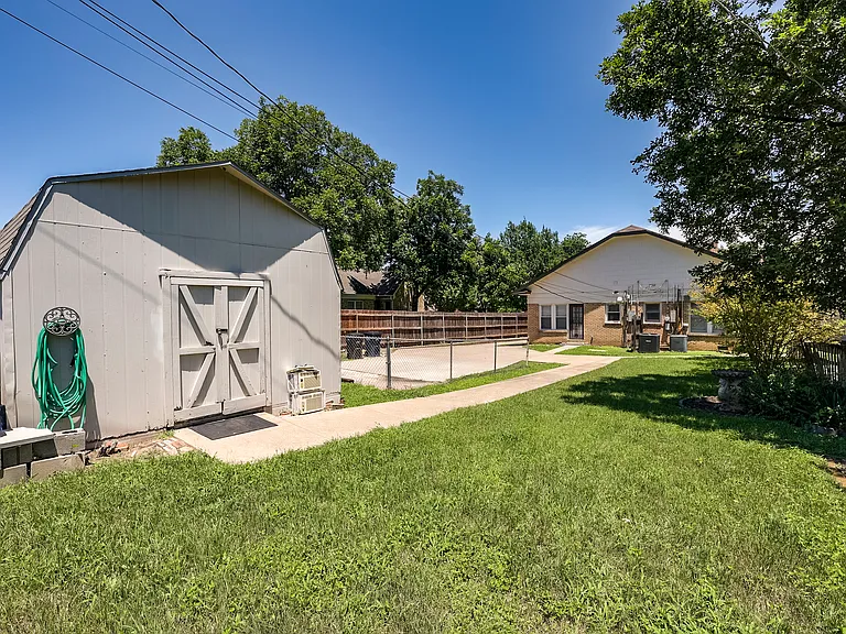 1906 Clover Ln — Photo 17