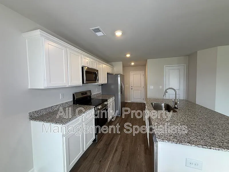 4 bed, 2.5 bath, 2120 sqft, $2,200 — Photo 3