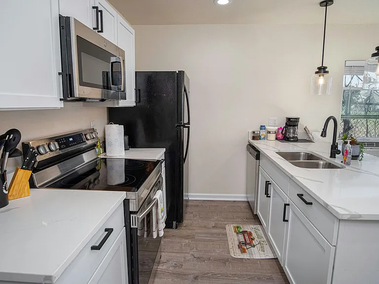 241 Delmar St #2 — Photo 7