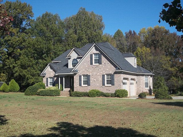 1st image of 1585 Yorkshire Ln