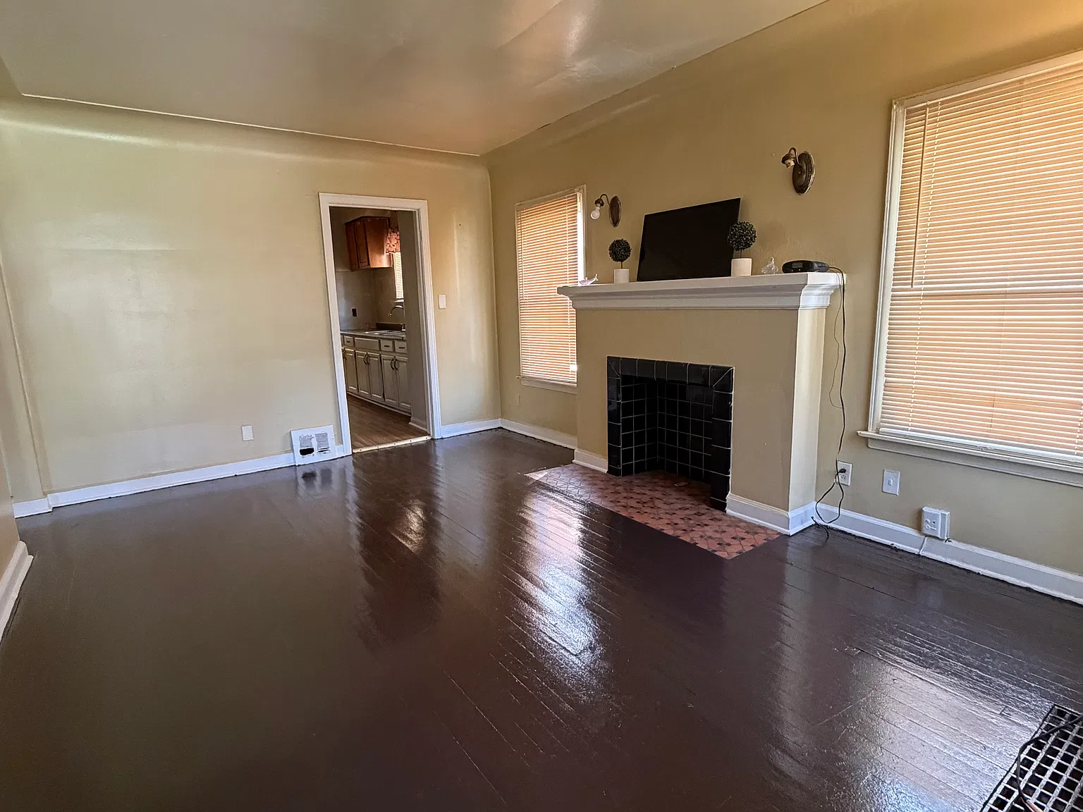 2 bed, 824 sqft, $1,100 — Photo 1