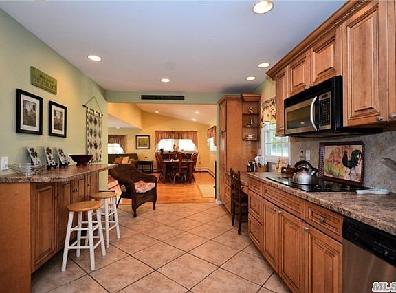 3rd image of 35 Columbine Ave