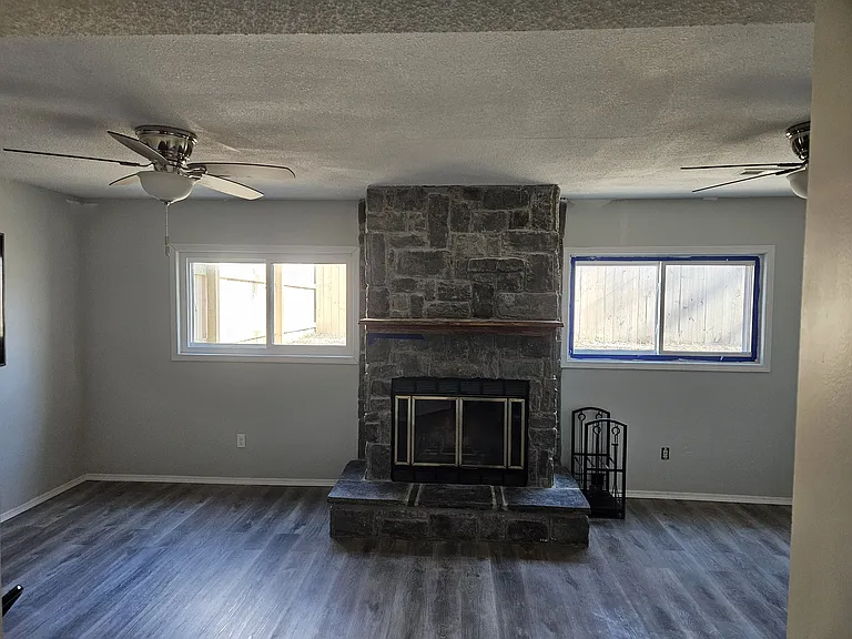 405 W Cherokee Dr — Photo 2
