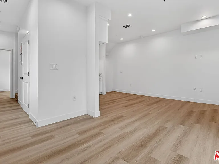 11444 Oxnard St #1/2 — Photo 11