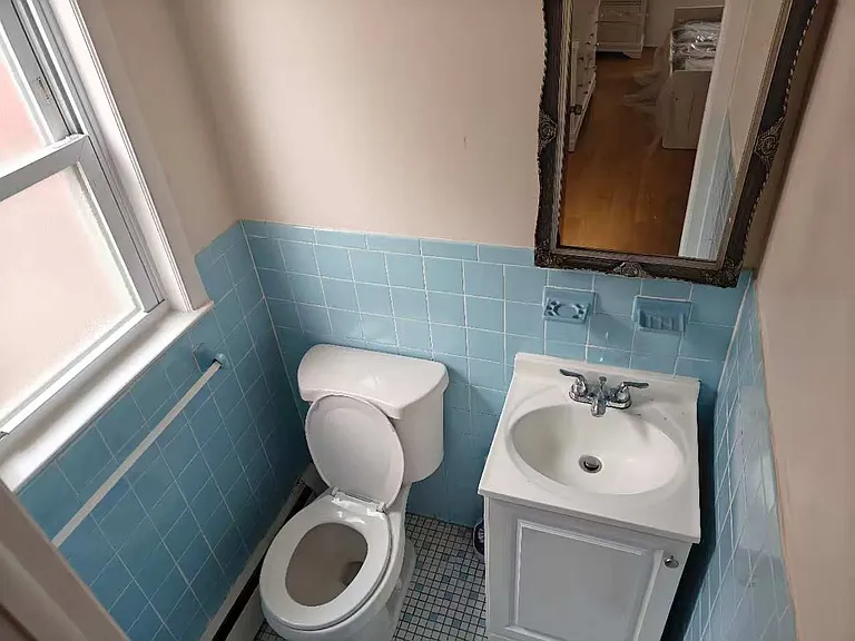 Master Room's bathroom