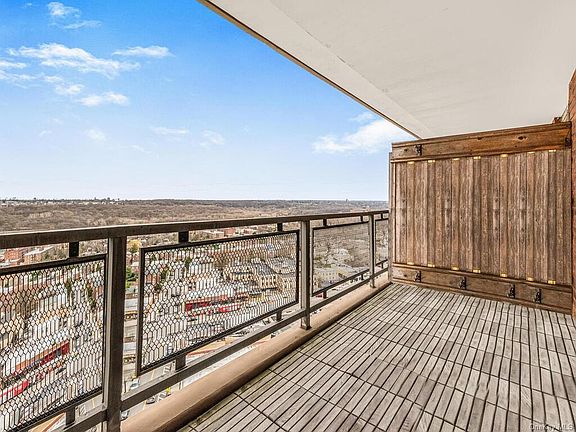 4th image of 5700 Arlington Ave APT 15-B