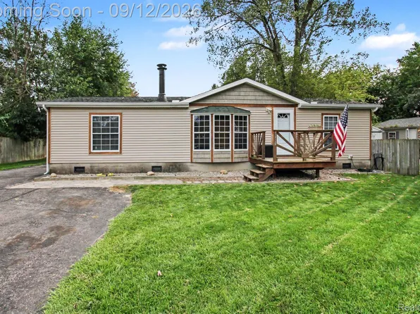 5836 Iroquois Dr, Howell, MI 48843