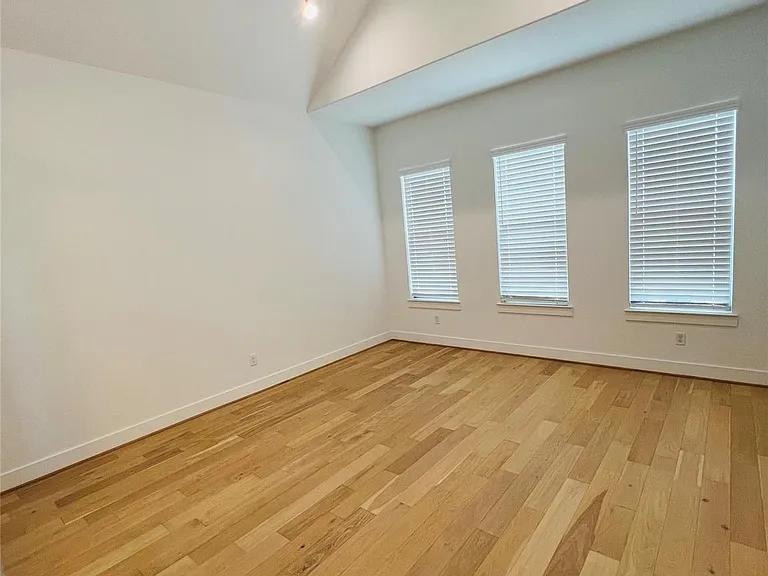 1103 W 15th 1/2 St #A — Photo 24