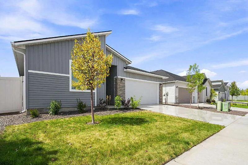 4 bed, 2.0 bath, 2025 sqft, $2,595 — Photo 4