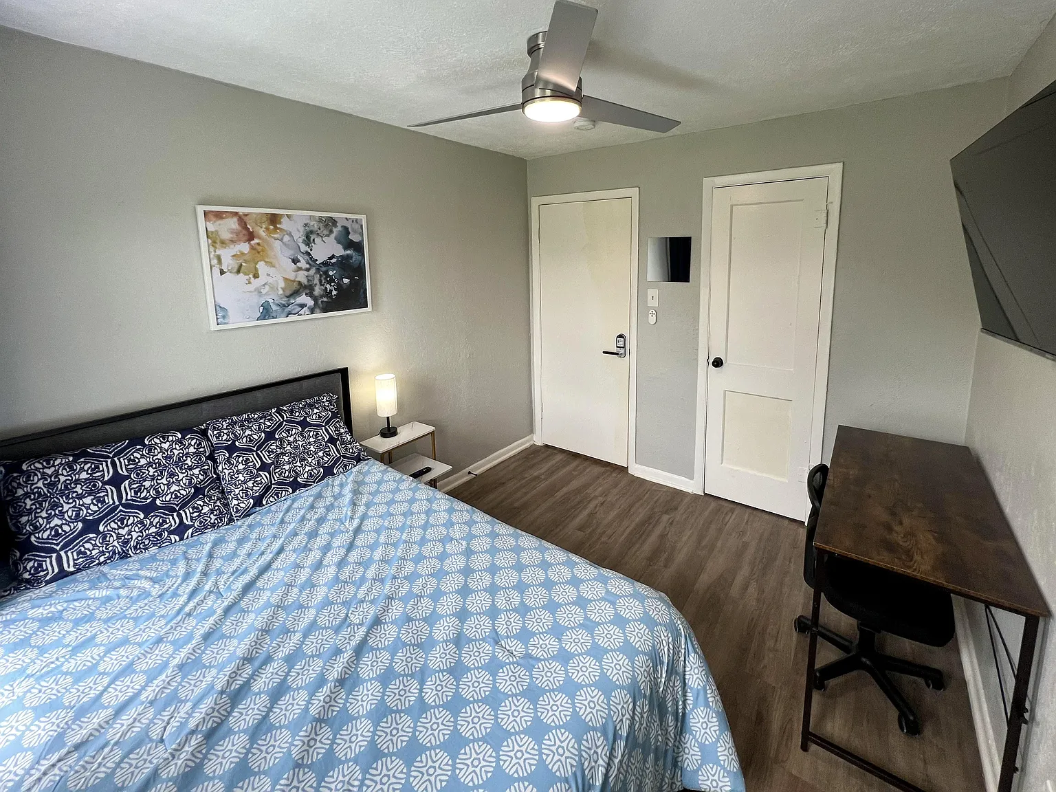3 bed, 1.0 bath, 650 sqft, $832 — Photo 3