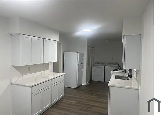 2319 N Parker Ave — Photo 3