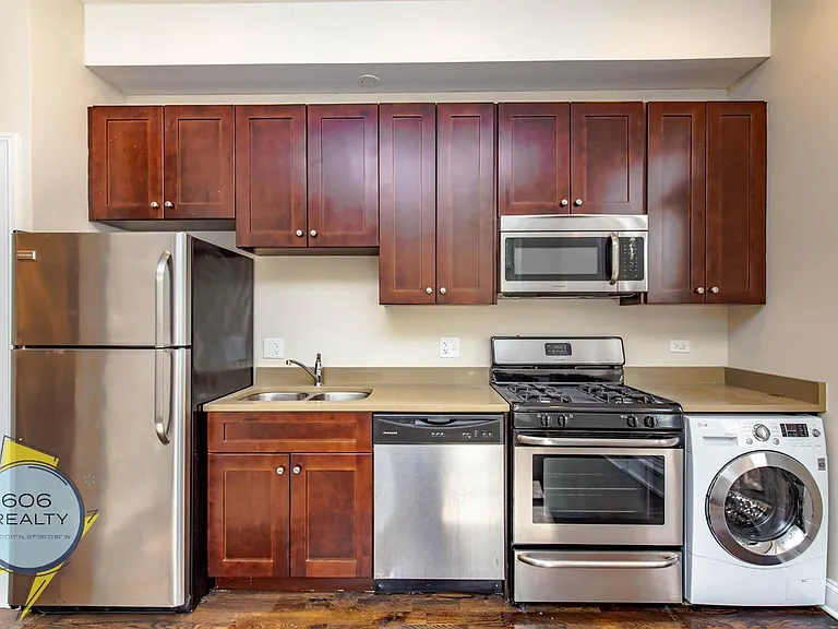 Lincoln Park Renovated Apartments! — Photo 5