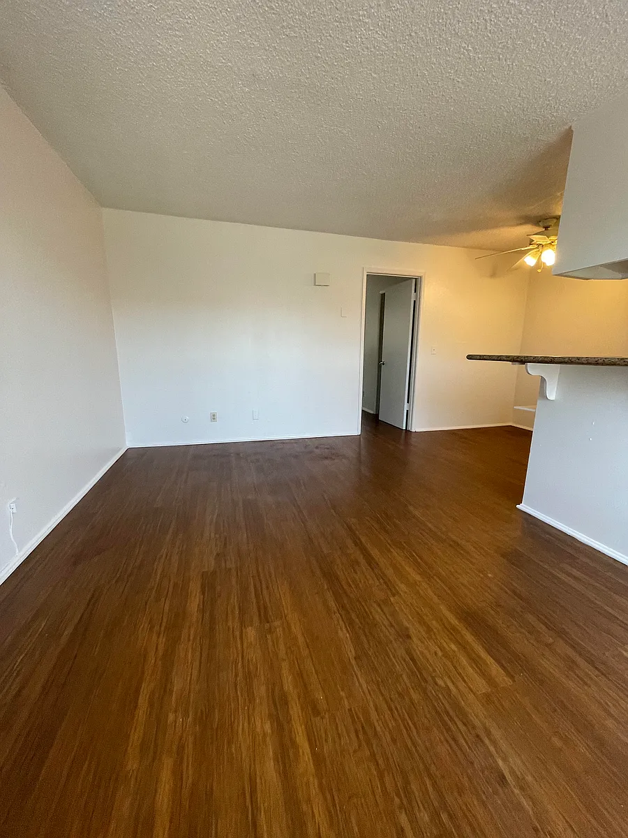 Building Photo - 4264 Euclid Ave #6