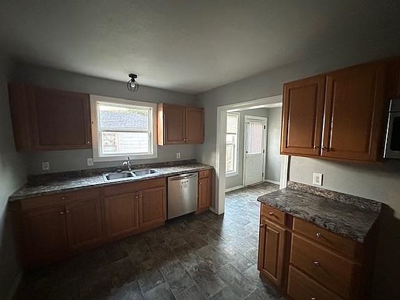 5th image of 721 Roberts St