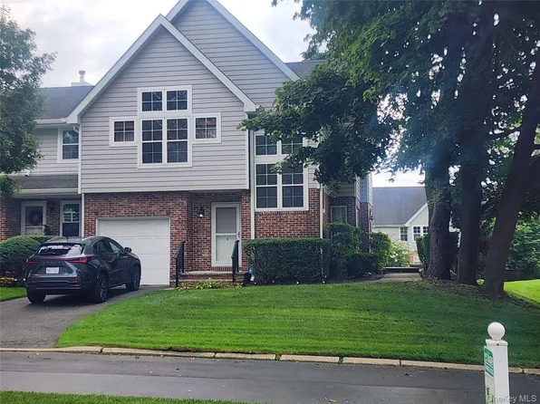 4 Sprucewood Boulevard, Central Islip, NY 11722