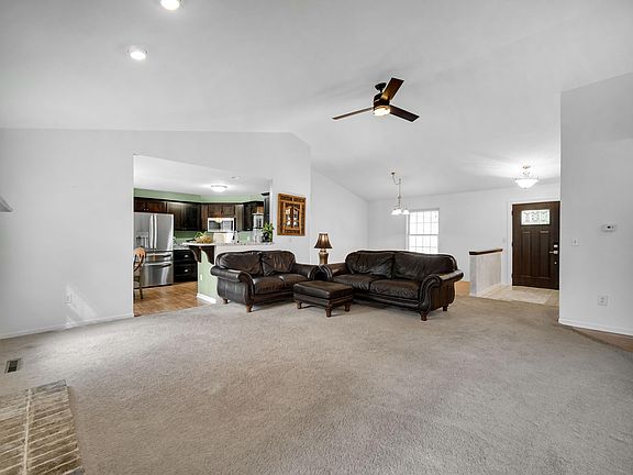 3rd image of 950 Port Cir
