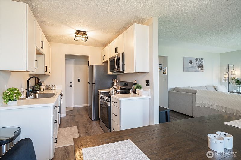 4th image of 1902 W Prospect Street #105