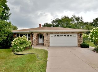 6713 Leonard Dr, Darien, IL 60561