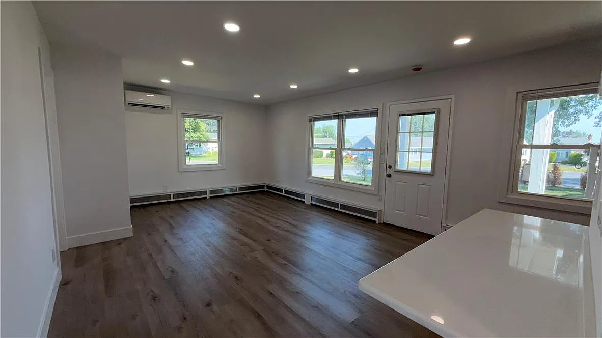 3 bed, 1.0 bath, 1008 sqft, $2,600 — Photo 4