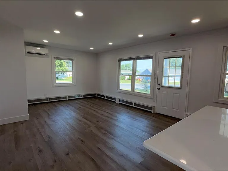 49 Seyfried Ave — Photo 4