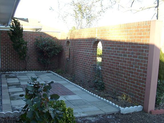 2nd image of 3556 Daffodil Cres