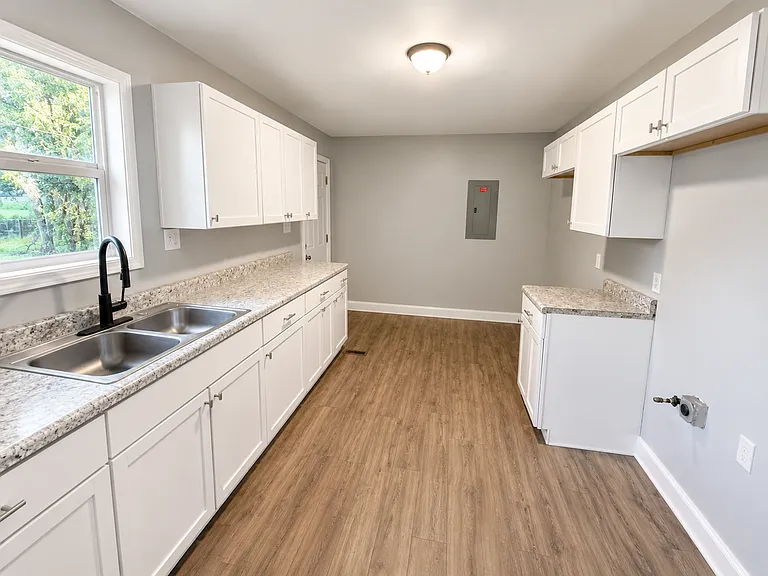1718 Wilton Dr — Photo 3