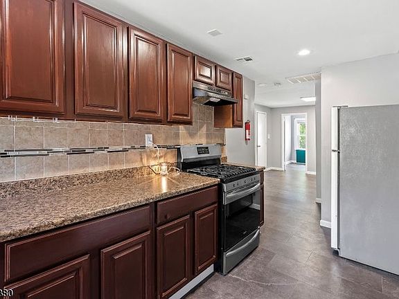 3rd image of 867 S 17th St Floor 3