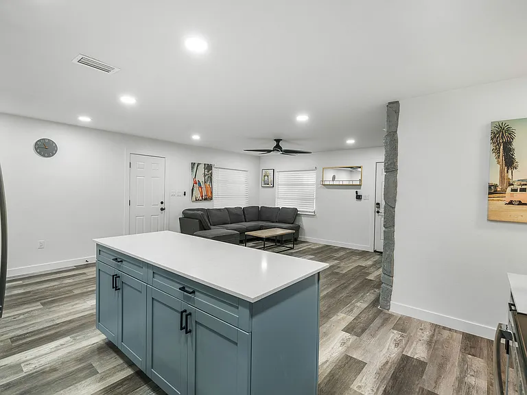 4303 W Woodlawn Ave — Photo 6