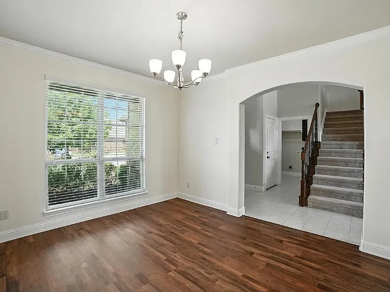 2404 Sabine Cir — Photo 8