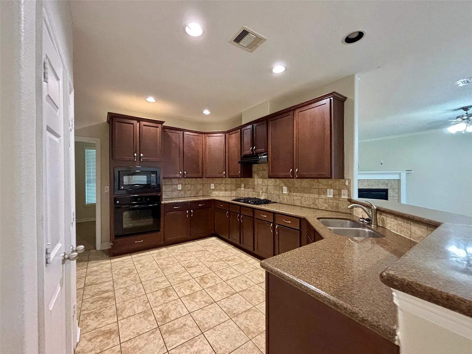 3 bed, 2.0 bath, 1676 sqft, $2,200 — Photo 3