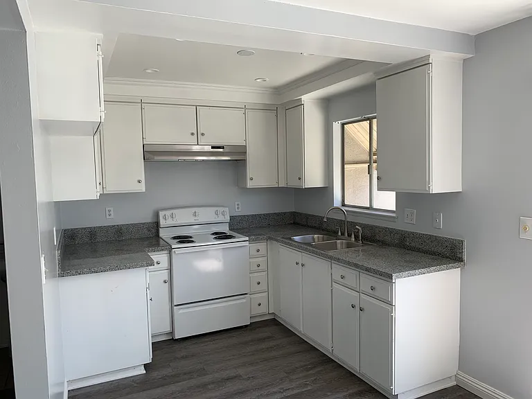 10408 Rutgers Ct — Photo 2