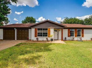 916 Pecan St, Crowley, TX 76036