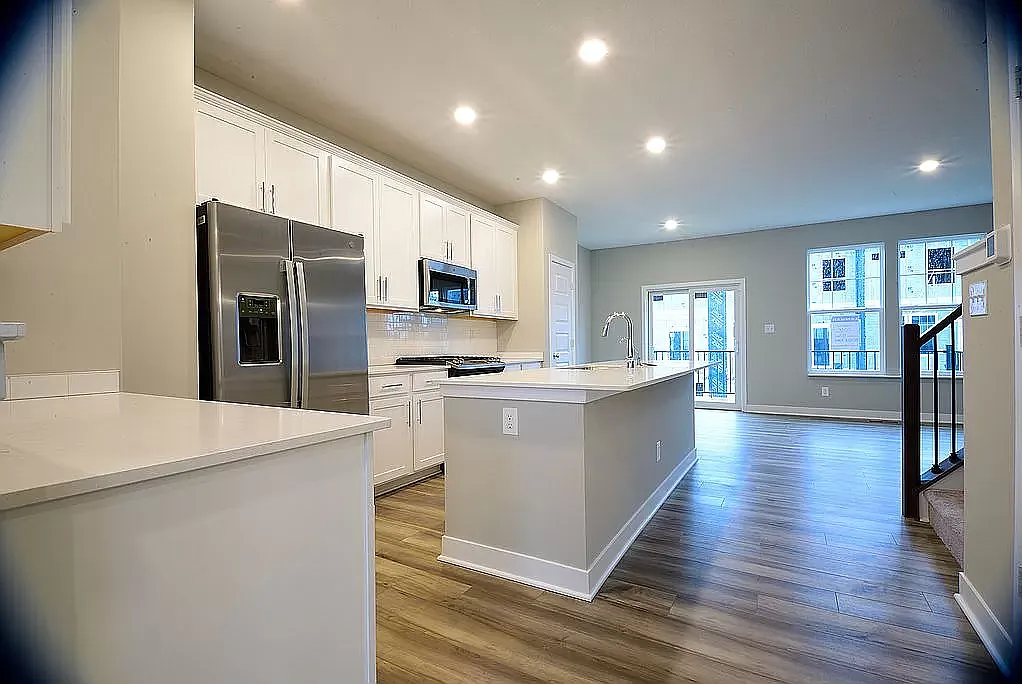 3 bed, 1826 sqft, $2,595 — Photo 3