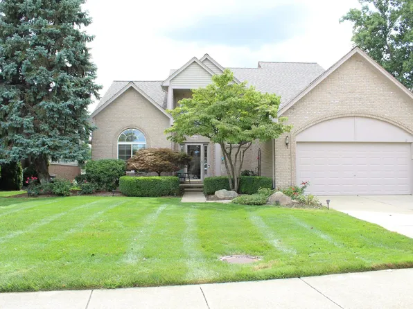 19804 Woodview Dr, Clinton Township, MI 48038