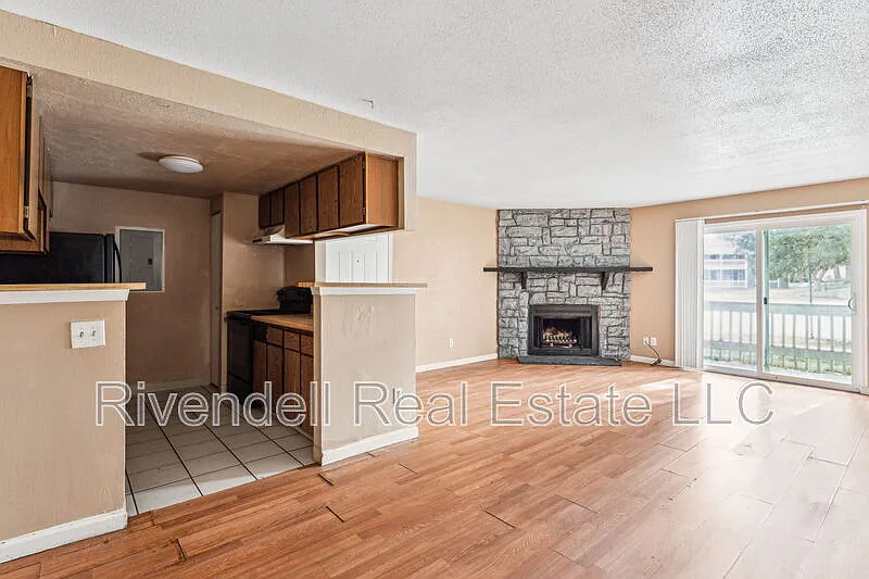 3 bed, 2.0 bath, 1177 sqft, $1,995 — Photo 4