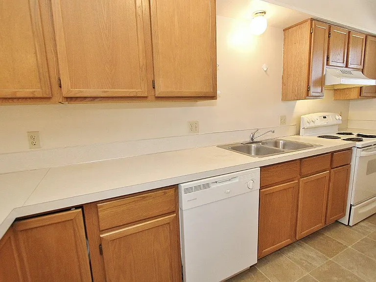 551 N Moffatt Ave #9 — Photo 10