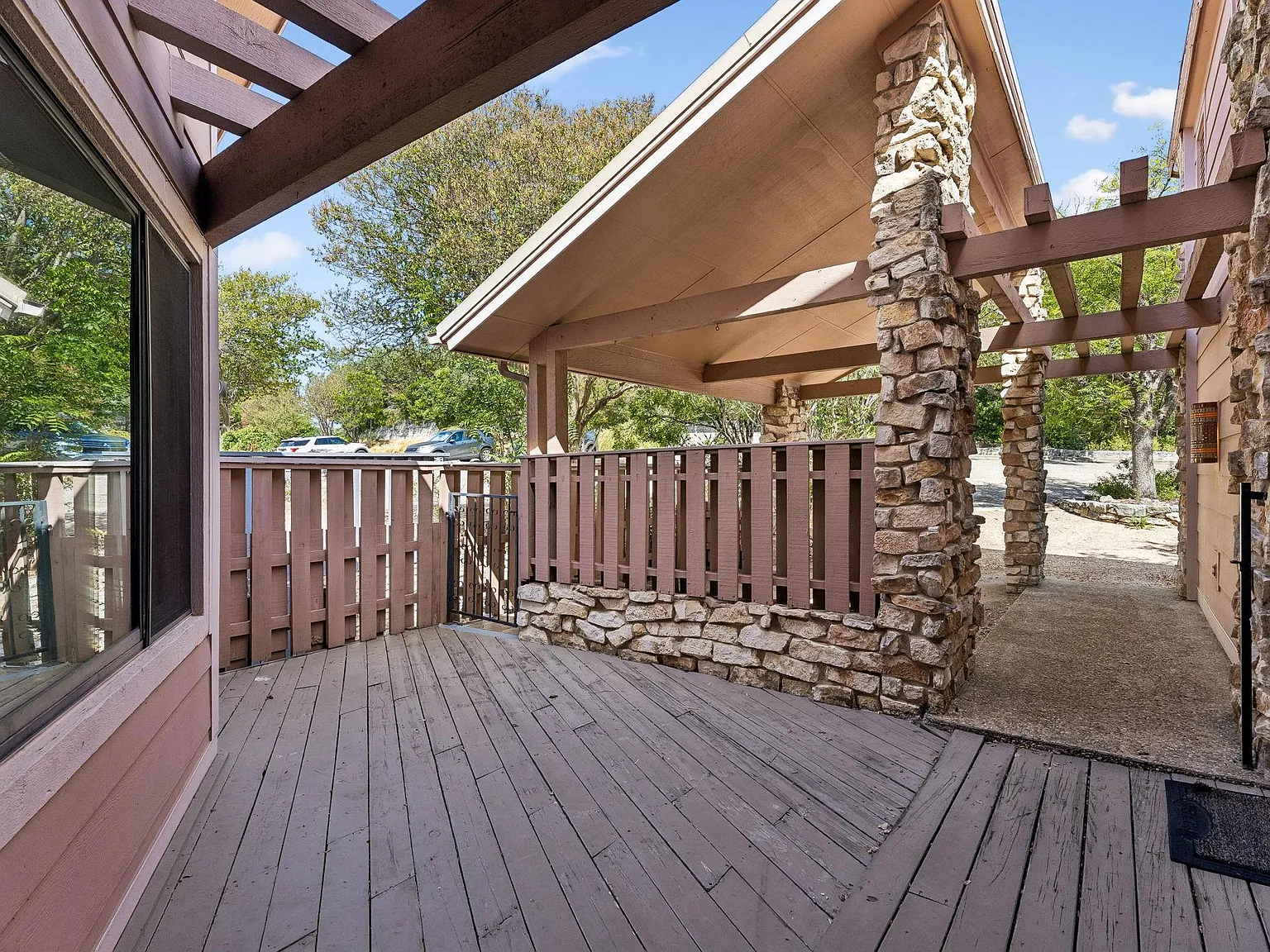4 bed, 2.5 bath, 2284 sqft, $3,700 — Photo 3