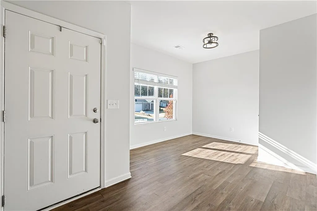 4 bed, 2.5 bath, 2684 sqft, $2,600 — Photo 3