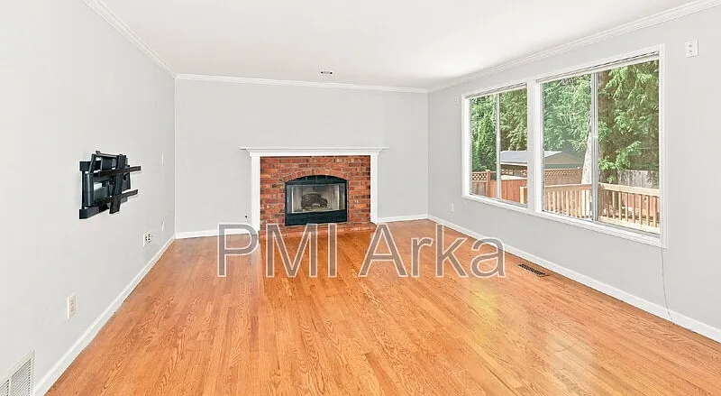 4 bed, 2.5 bath, 1940 sqft, $4,195 — Photo 2